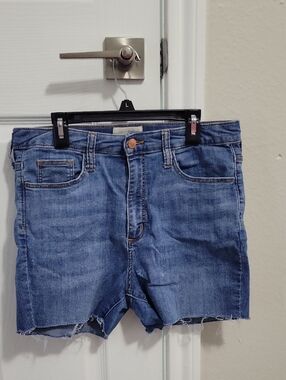 Universal Thread Medium Blue Denim Shorts with Frayed Hem